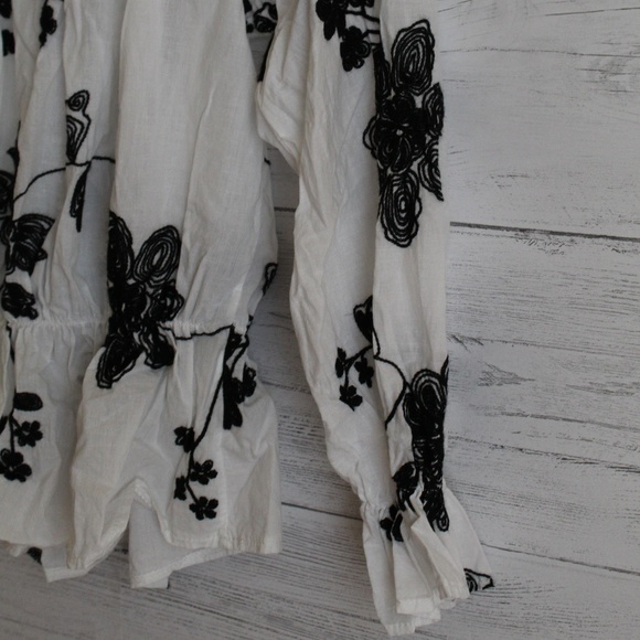 Summer off the shoulders Flower Top - Picture 4 of 8